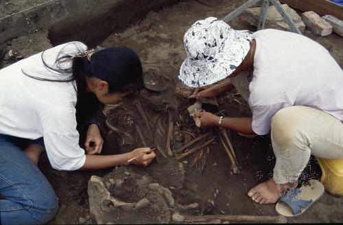 十三行遺址HM45發掘情景，考古學家小心清理先民遺骨。