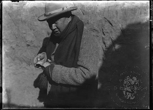 1929年殷墟第三次發掘，李濟先生手持彩色陶片。