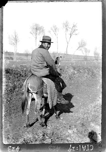 1930年，李濟先生騎驢遊山東城子崖龍山遺址