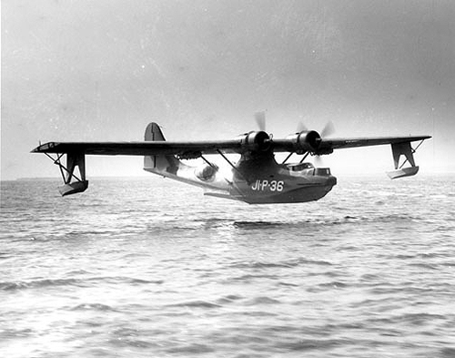 第二次世界大戰期間，一架PBY正準備於水面降落