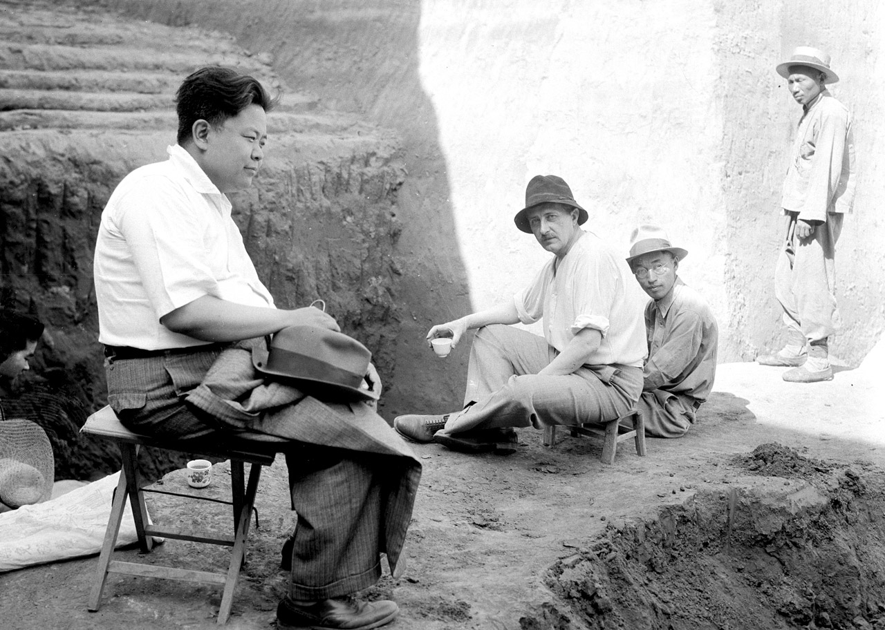 圖三 ：1935年5月傅斯年（左一，前者）、梁思永（右二）攝於河南西北岡遺址