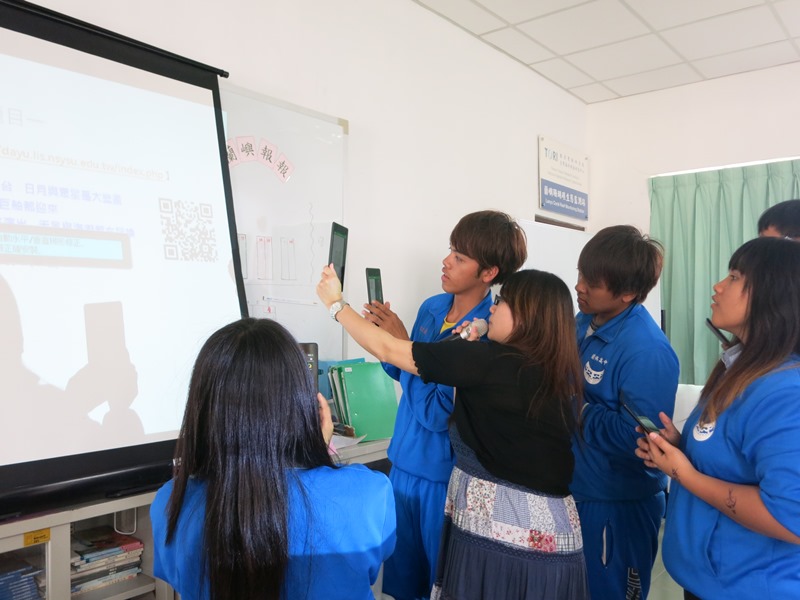 蘭嶼高中同學使用平板電腦掃瞄QR Code進行資源檢索競賽