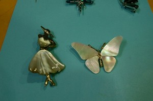 貝製仕女與蝴蝶形胸針