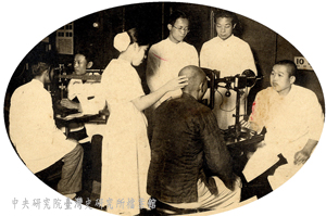 中研院台史所藏：1930年看護婦協助醫院眼科醫師看診情景