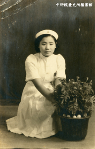 中研院台史所藏：1944年陳秋月於香港擔任看護助手時留影（獨照）