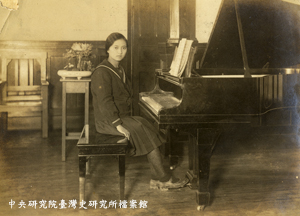 高慈美於日本梅光女學院就讀時，在學校禮堂中的留影