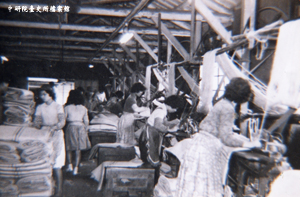 戰後豐原紡織廠中，進行縫口機作業的女工們