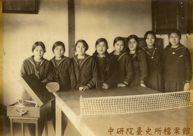 高慈美（右4）與梅光女學院同學合影於乒乓球室 